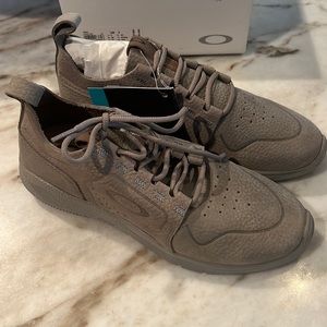 New Oakley Women’s Carbon Sneaker color Terrain Gray size 7